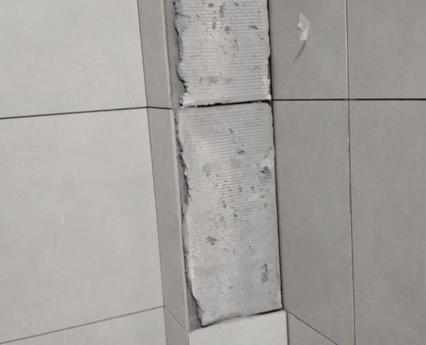 雅江瓷砖空鼓维修公司分享下瓷砖施工前基层浇水润湿程度不足，可能导致以下问题