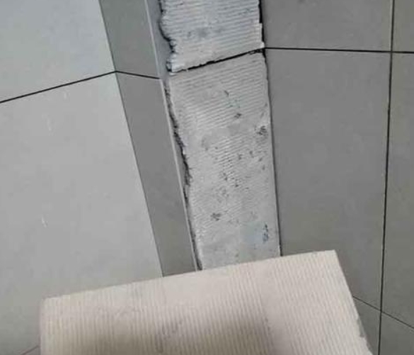 雅江瓷砖空鼓维修公司分享下厨房瓷砖脱落的补救措施。
